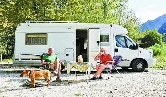 美国夫妇退休后置办房车，旅游享人生！